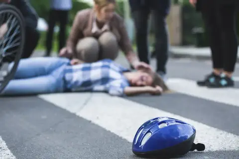 Fietser botst met voetganger