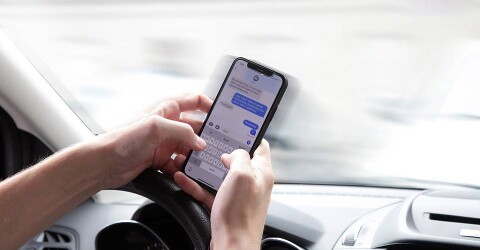 Foto mob. telefoon achter het stuur